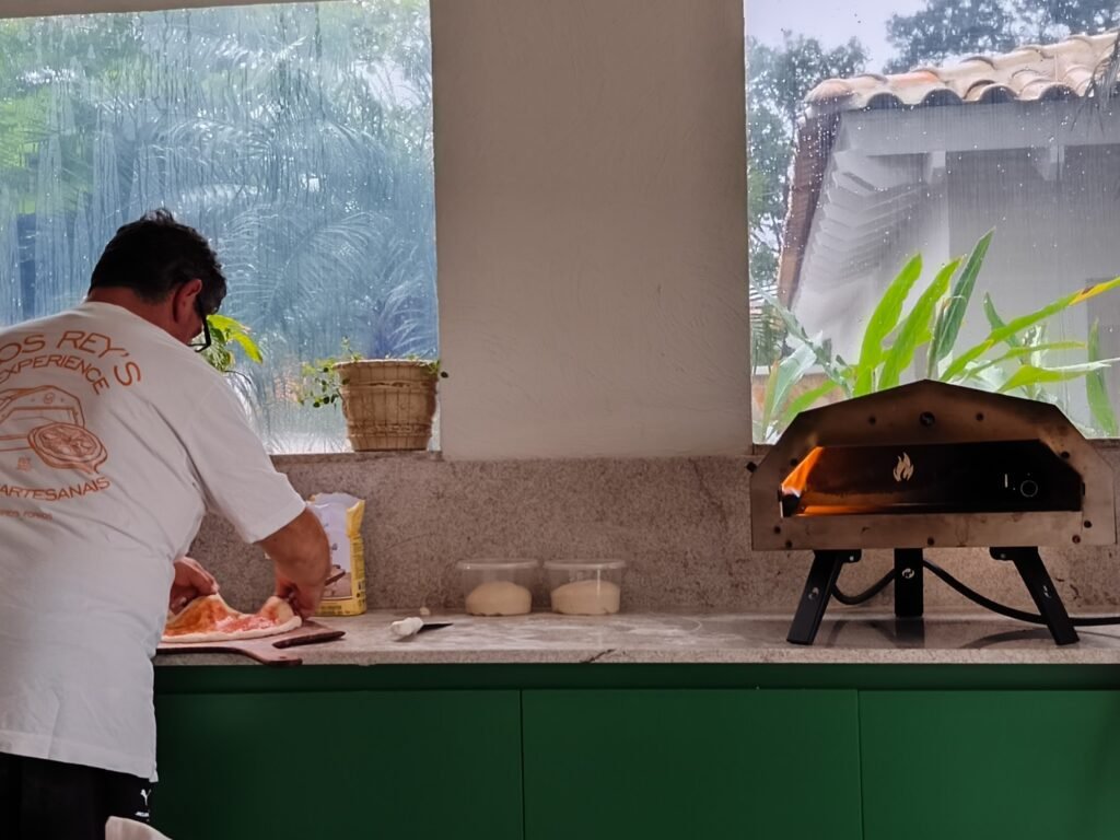 Pizzaiolo da Los Rey's preparando pizza em evento ao ar livre