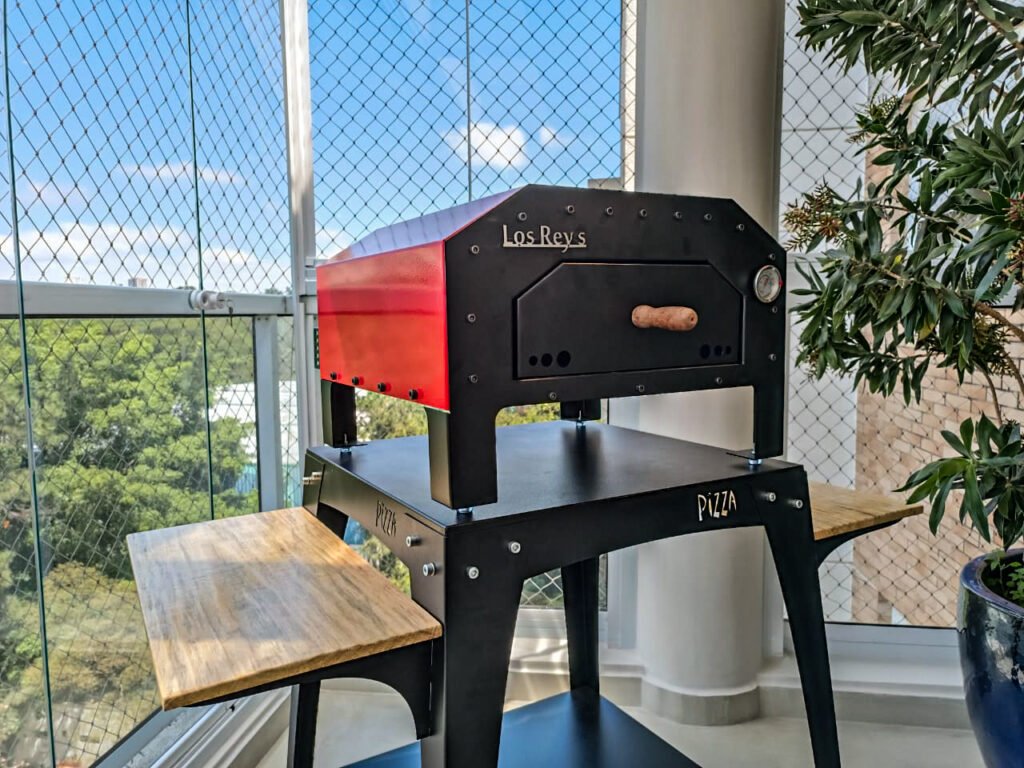 Forno de pizza Los Rey's vermelho em área gourmet