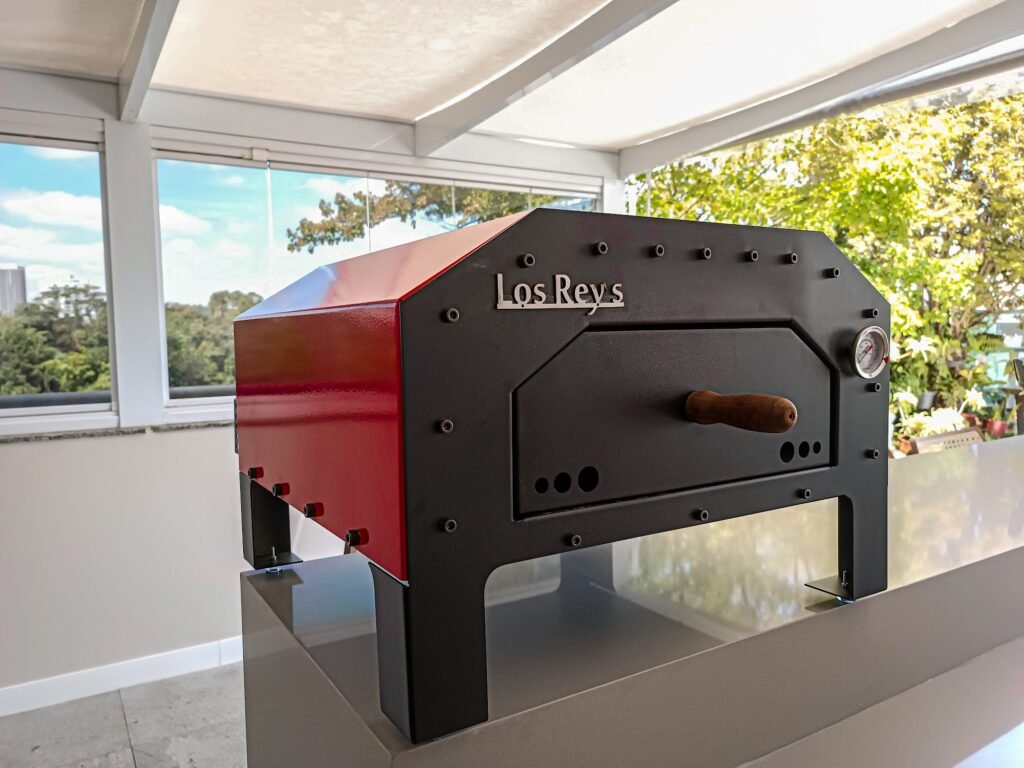 Forno de pizza Los Rey's vermelho em área gourmet