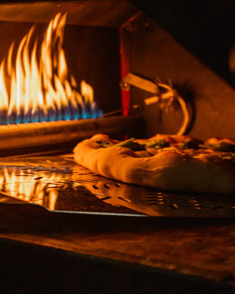 Pedra fixa ou giratória: qual escolher para o seu forno