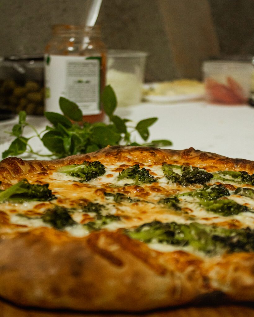 Pizza napolitana com borda aerada e ingredientes frescos