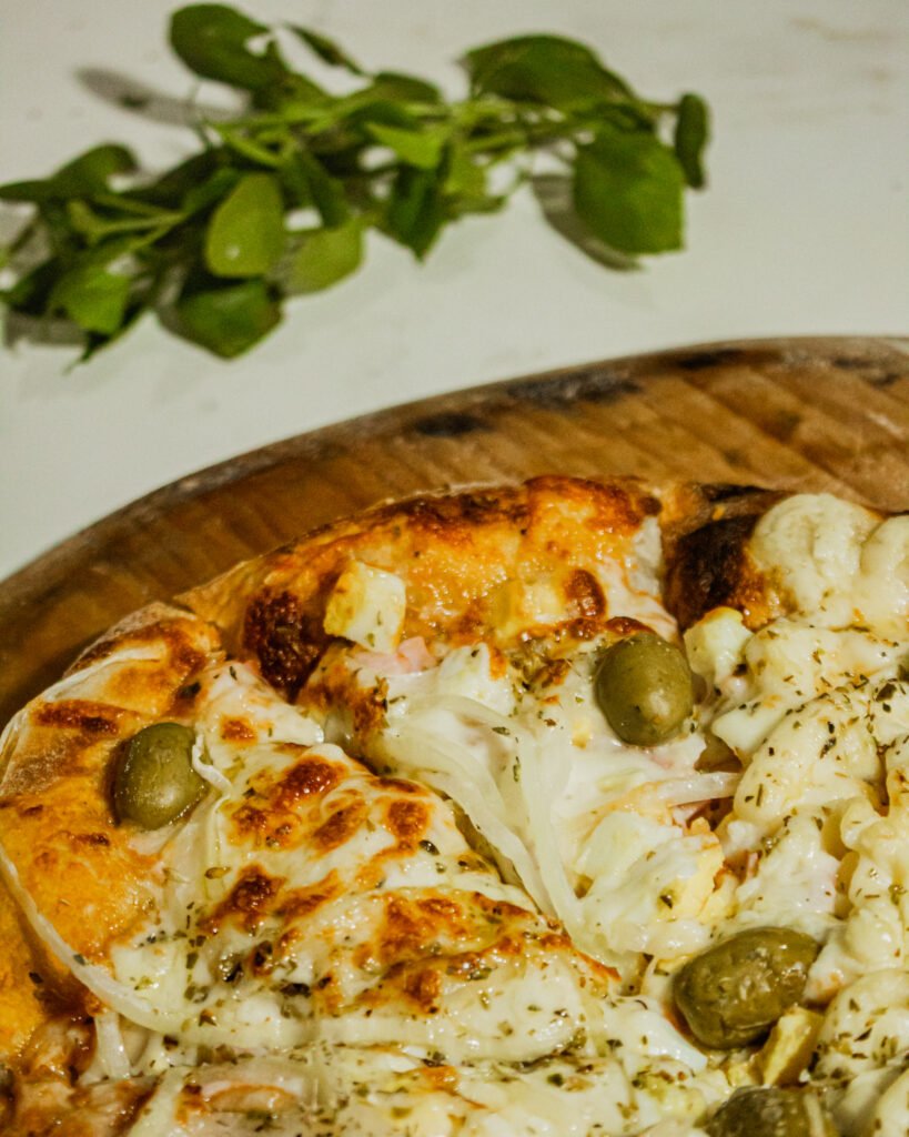 Pizza napolitana com borda aerada e ingredientes frescos
